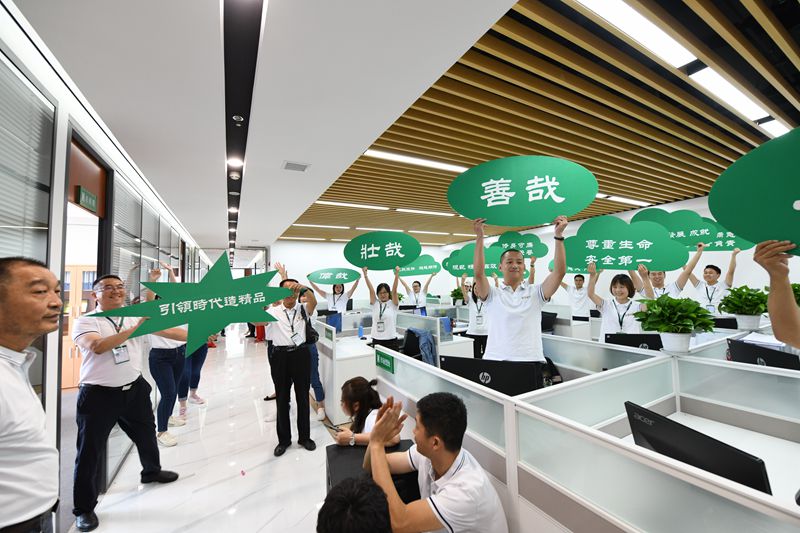 第十二工程公司唱跳、手舉寫(xiě)有企業(yè)文化標(biāo)語(yǔ)的KT板_副本